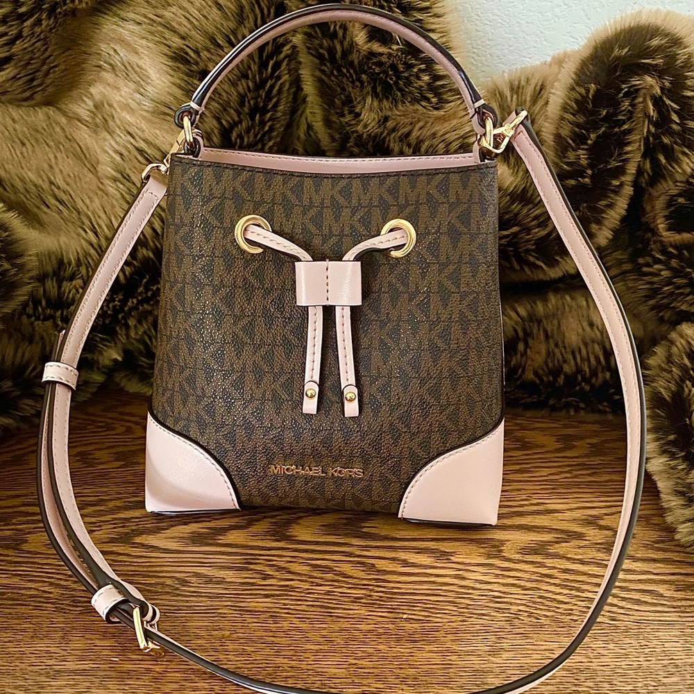 Michael Kors Light Pink Leather Mercer Sm Logo Bucket Crossbody Bag!